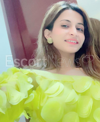 Photo escort girl Hina Khan: the best escort service